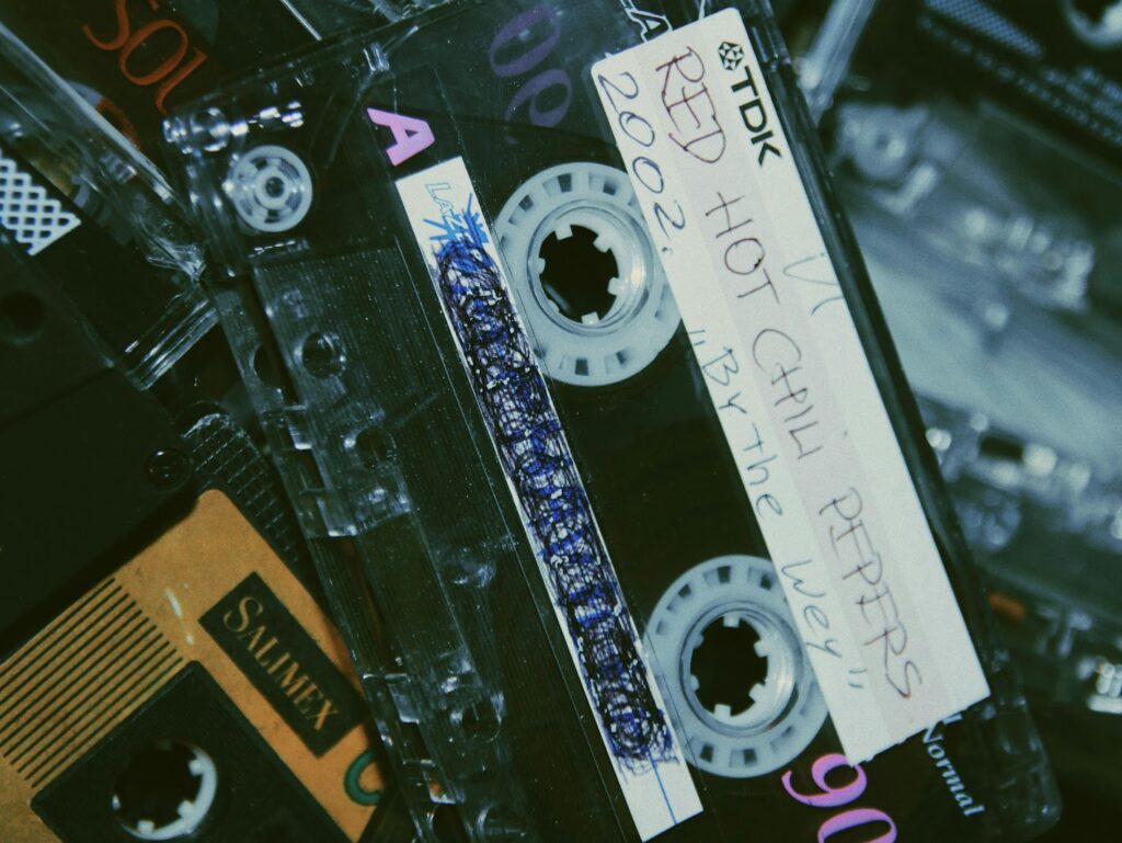 A imagem contém vídeo cassete que remete à nostalgia das demais gerações