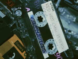 A imagem contém vídeo cassete que remete à nostalgia das demais gerações
